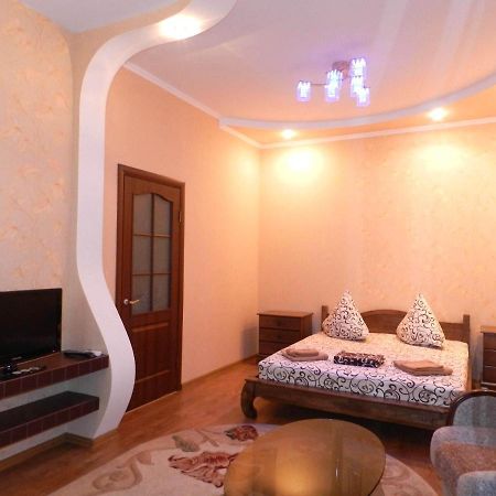 1-room Luxury Apartment on Sobornyi Avenue 174-а, by GrandHome. Center Запорожье Экстерьер фото
