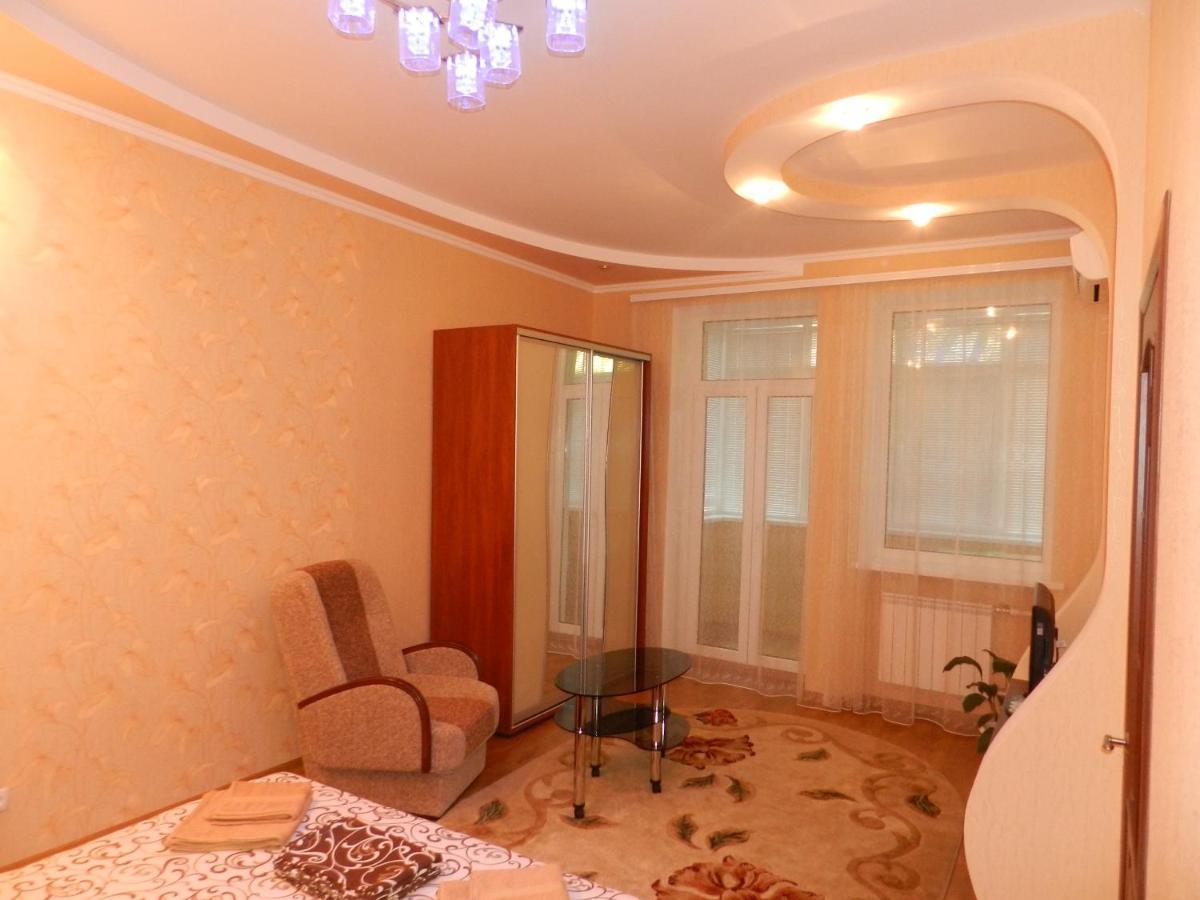 1-room Luxury Apartment on Sobornyi Avenue 174-а, by GrandHome. Center Запорожье Экстерьер фото